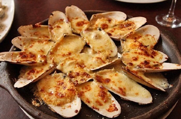 Chilean digüeñes and shellfish gratinated with parmesan in shells