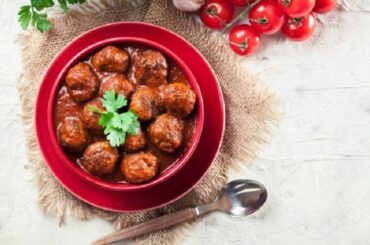 Chilean meatballs in tomato sauce