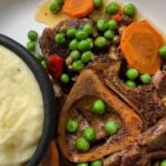 Chilean osso buco with peas and mashed potatoes