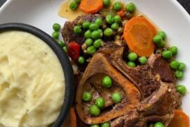 Chilean osso buco with peas and mashed potatoes