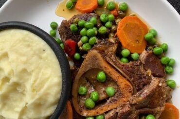 Chilean osso buco with peas and mashed potatoes