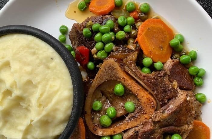 Chilean osso buco with peas and mashed potatoes