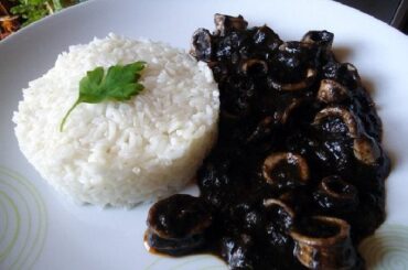 Squid in its own black ink sauce with rice