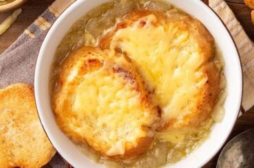 Chilean style French onion soup with cheese toast