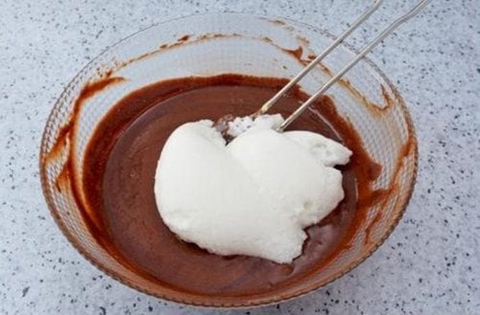 Melted chocolate and cream mixture for mousse