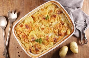 Baked creamy potatoes with cheese