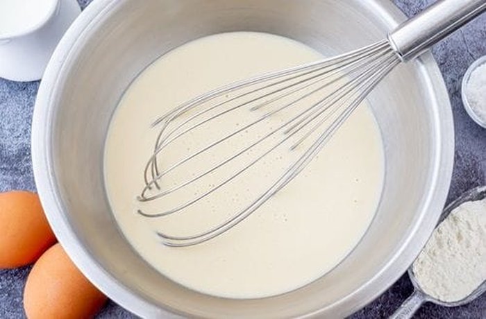Smooth crepe batter for Chilean panqueques with manjar