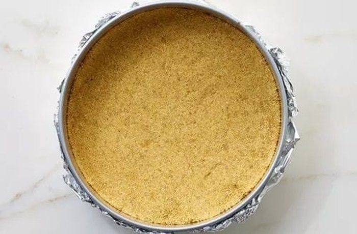 Crushed vanilla cookie crust for raspberry cheesecake
