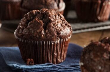 Easy homemade chocolate muffins with chocolate chunks