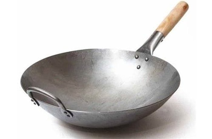 Hot wok for searing the beef in Chilean beef chop suey