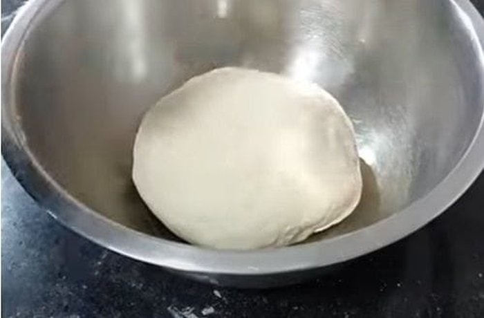 Smooth kneaded dough for homemade pizzetas