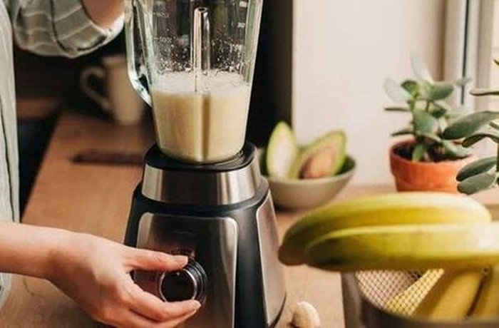 Mixing mashed banana with milk for Chilean leche con plátano