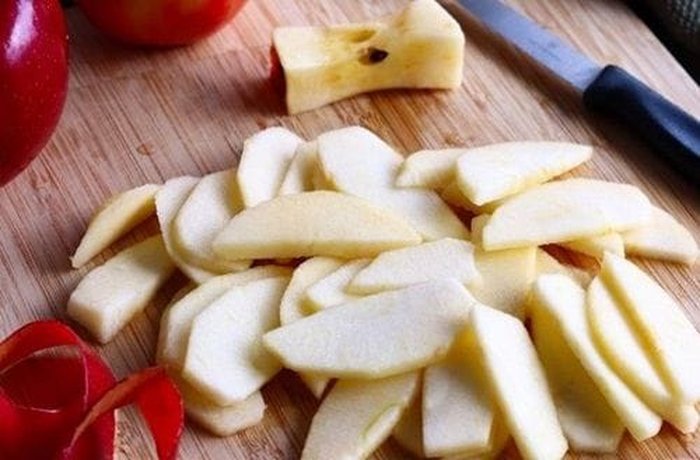 Sliced apples for the ham and apple stuffing of turkey breast