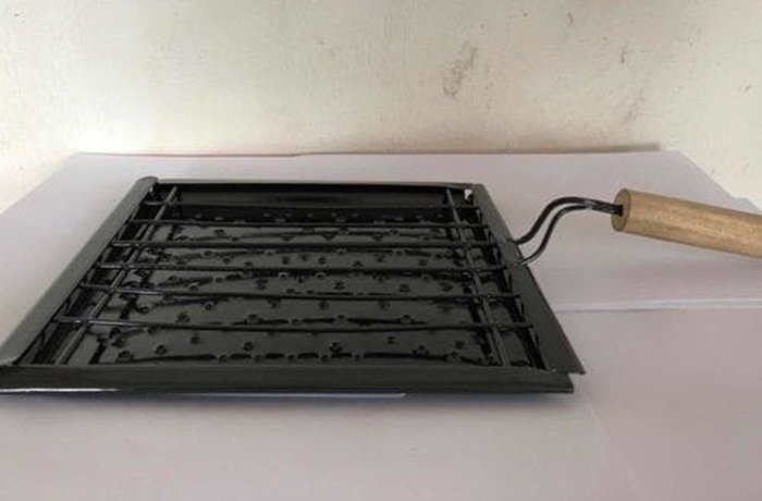 Chilean stovetop toaster used as a heat diffuser under the rice pot