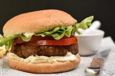 Vegetarian lentil burgers with tomato and lettuce